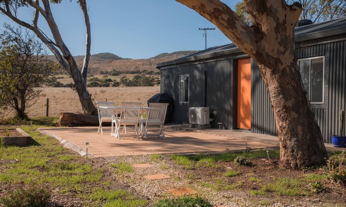 Sellicks Beach House | Iluka’s guesthouse is a one bedroom fully self contained one bathroom unit.
