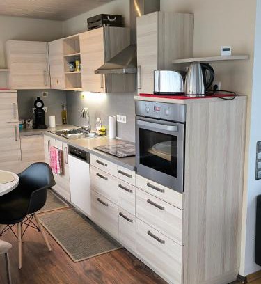 Wiesdorf Apartment | Im Herzen von Wiesdorf- Blick auf das BAYER-KREUZ -Appartement mit 2 Schlafzimmern-für 3 Personen -Zentral gelegen - Friedrich Ebert Platz 5a , 4te Etage - Dachterrasse und Sauna - Kaution Pflicht -