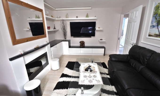 London Borough of Hounslow Apartment | Immaculate 2-bed Apartment in Isleworth by River