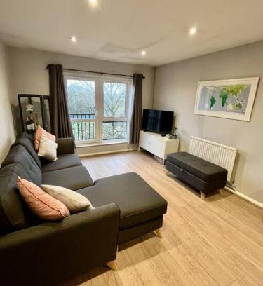 Watford Apartment | Immaculate 2 bed flat with free parking!