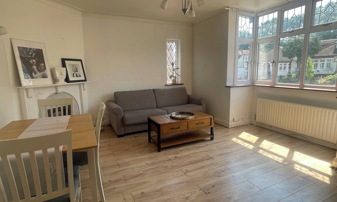 Cuffley House | Immaculate 2-Bed House in Potters Bar