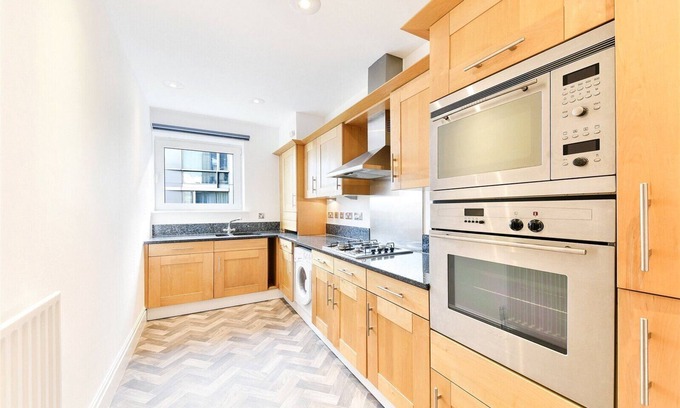 West Kensington Apartment | Immaculate 2-bed House in Earls Court W14