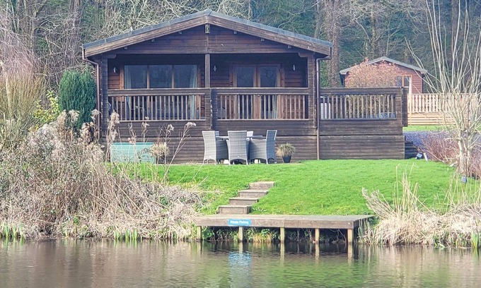 Knott End-on-Sea Cabin | Immaculate 2-Bed Lodge Next To Lake