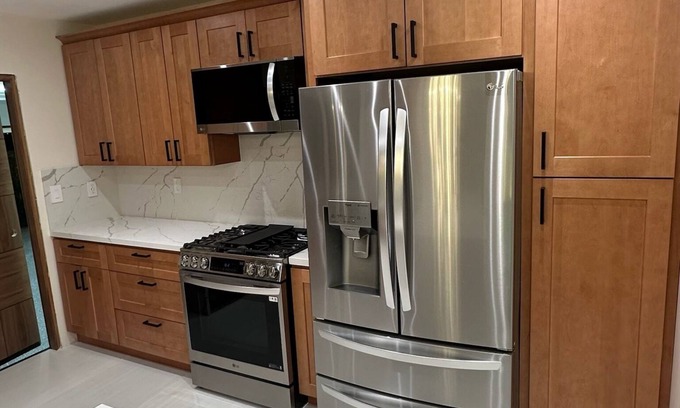 Northridge House | Immaculate 3 Bedroom Luxury House w/Private Yard!