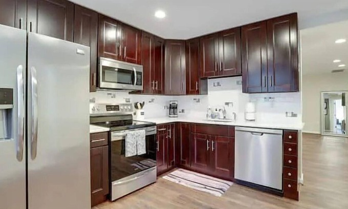 Nauck Condo | Immaculate Condo minutes from DC