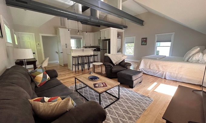 Saratoga Springs Apartment | Immaculate studio rental unit in downtown Saratoga Springs, NY!
