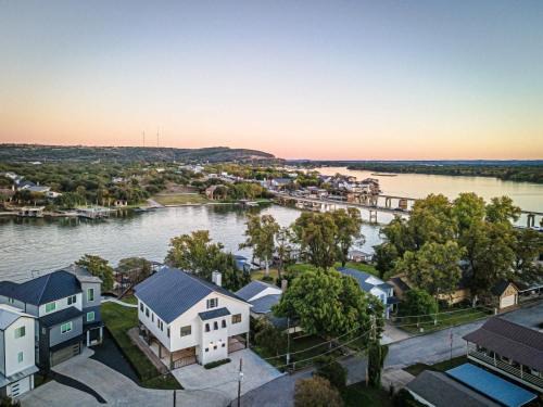 Kingsland House | Immaculate Waterfront Family Home for 16 w Private Dock