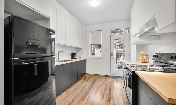 Hochelaga Apartment | Immense Appartement, Spacieux, Lumineux, Près du Centre-ville, Tout Équipé