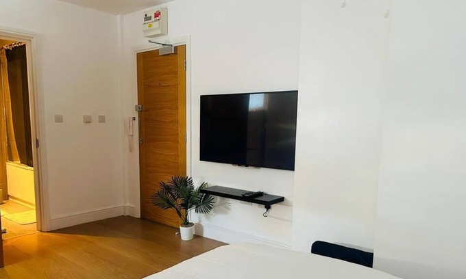 Gascoigne Apartment | Impeccable 1-Bed Studio in Barking