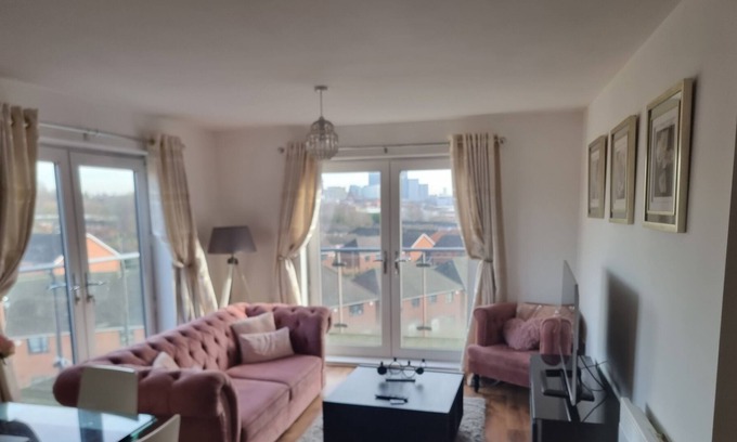 Salford Apartment | Impeccable 2-bed Apartment in Salford