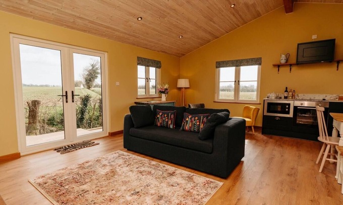 Woodbridge Cottage | Impeccable 2-Bed Cottage near Woodbridge