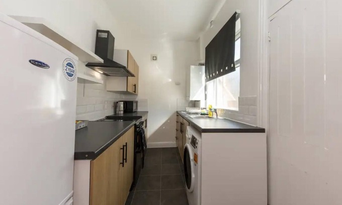 Stoke-on-Trent House | Impeccable 2-bed House in Stoke-on-trent