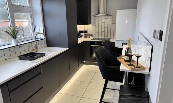 Walsall House | Impeccable 3-bed House in Walsall