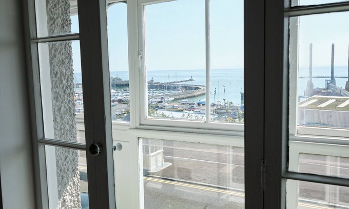 Ramsgate Apartment | Impeccable 6-bed House in Ramsgate, Harbour Views