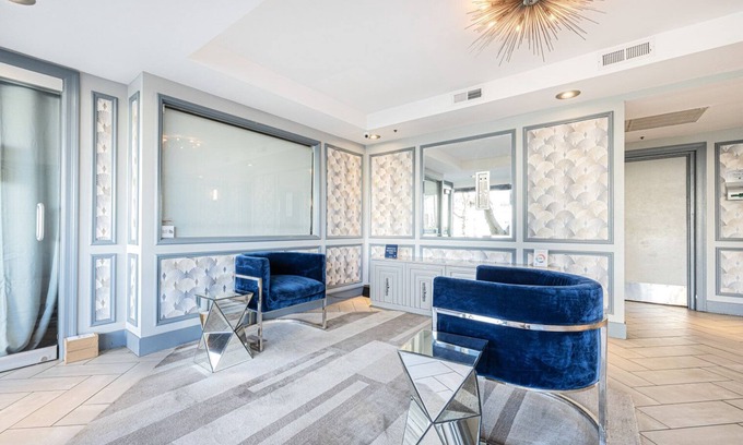 Greater Wilshire - Hancock Park Apartment | Impeccable Hancock Park 2BR w/Pool, Gym, walk to shops, by Blueground
