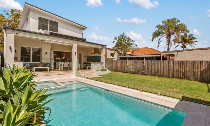 Petersham House | Impeccably Chic 4-Bed Home with Spa & Pool