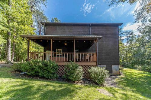 Sautee Nacoochee House | Impressive Cabin with Fireplace and Hot-tub in Sautee Nacoochee, Georgia