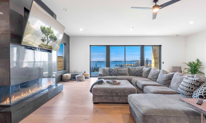 Coos Bay House | Impressive home w/water view, 2 large decks, 2 living rooms & 2 master ensuites