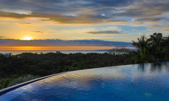 Valle Pura Vida House | Impressive Ocean and Sunset Views- 5br Home in Manuel Antonio with Infinity Pool