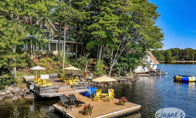 Bracebridge Cottage | Impressive renovated 6 bed 4 bath Lake Muskoka cottage with captivating views!