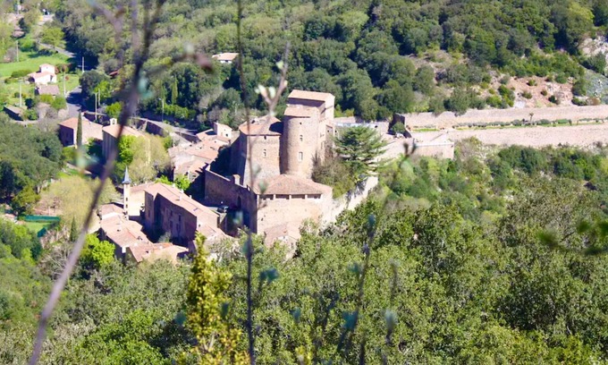 Pezenes-les-Mines Apartment | In a medieval village, sunny, spacious gite, surrounded by nature