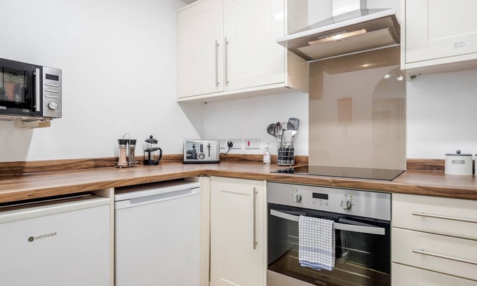 Watford Cottage | In a quiet residential area and with easy access to all the amenities Watford has to offer.