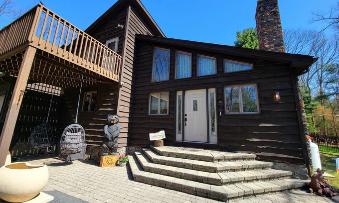 Stroudsburg Cabin | In-Ground Heated Pool, Hot tub, Fire pit, Secluded