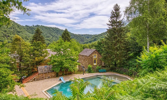 Mirandol-Bourgnounac House | In idyllic location of a forest and near the river Vaur is this cozy wooden house.