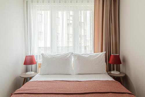 Mecidiyekoy Apartment | In Istanbul Center, 1BR Bright Top-Floor Apt