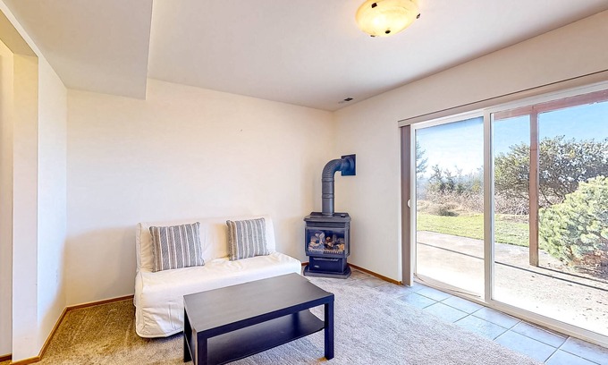 Oak Harbor Apartment | In-Law suite with mountain views, patio, jetted tub, & full kitchen