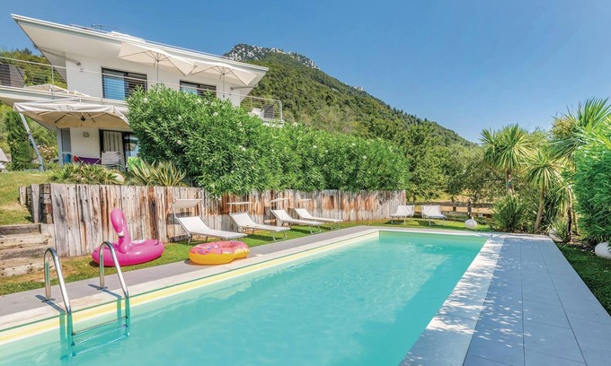 Gaino Apartment | In panoramic position on a hill is this vacation apartment in a three-family house with communal swi