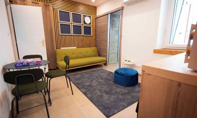 Aix-les-Bains City Center Apartment | In the center of town, charming 2-room apartment on the ground floor, with parking space.