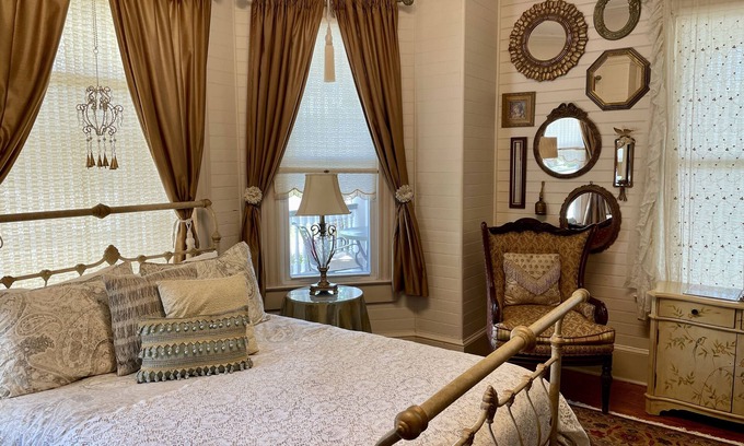 Historic Downtown Apalachicola House | In the Heart of Apalachicola~Walk Everywhere!~Ivory Pearl Suite~Majestic Jewel