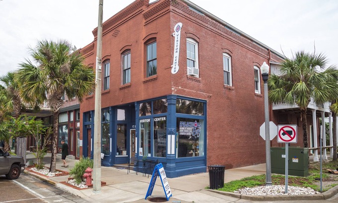 Apalachicola Condo | In the heart of downtown Apalach w/restaurants, shops & waterfront within steps
