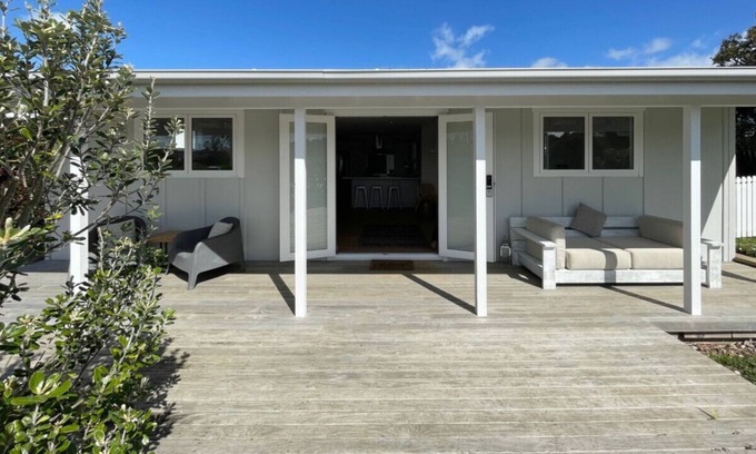 Oneroa House | In the heart of Oneroa Village