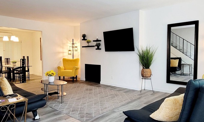 North of Wilshire House | In the heart of Santa Monica 2 bedroom & 2 1/2 bathroom Townhome + prvt parking