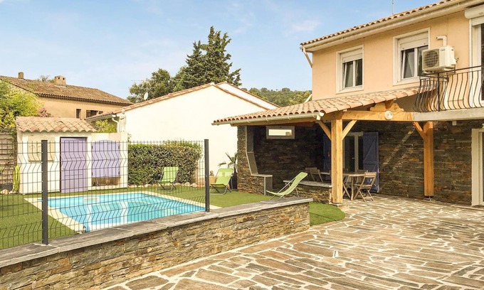 Le Cannet-des-Maures House | In the interior of the Côte d'Azur welcomes you this large and family vacation home with pool.