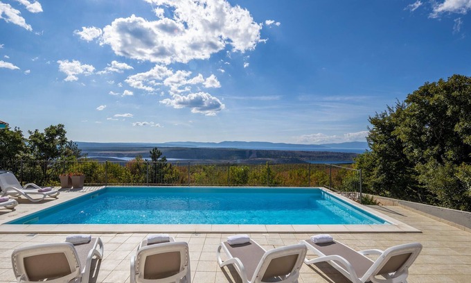 Smrika House | In this beautiful vacation home with enchanting views of the Kvarner Bay and the islands of Cres and