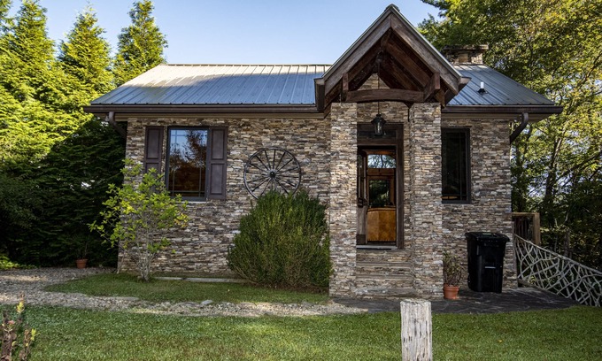 Highlands House | IN TOWN PARADISE !