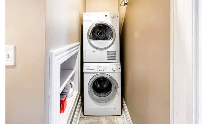 The Hill Apartment | In unit washer & dryer Disney+, Netflix & Hulu