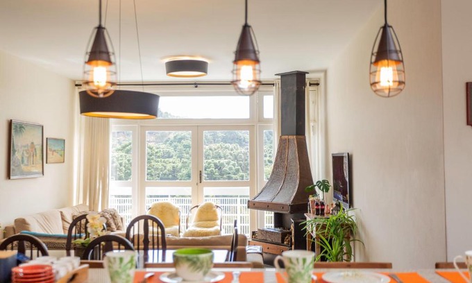 Vila Iara Apartment | Incrível Vista no Capivari com 4 Quartos e Lareira
