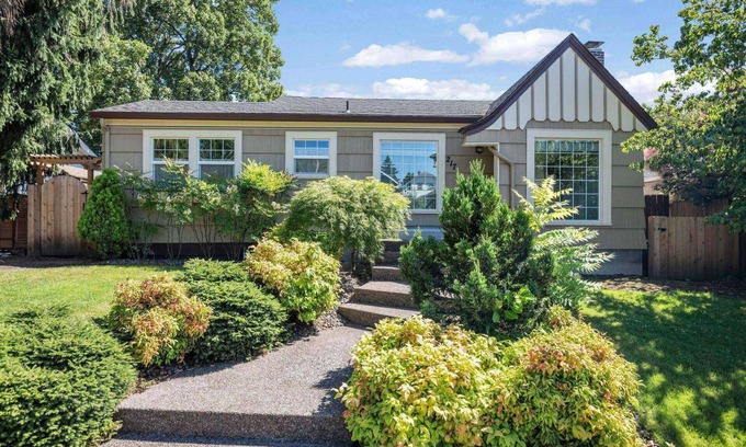 Downtown Vancouver House | Incredible Central Downtown Vancouver Location, New Décor and Furnishing, Two Miles to Waterfront