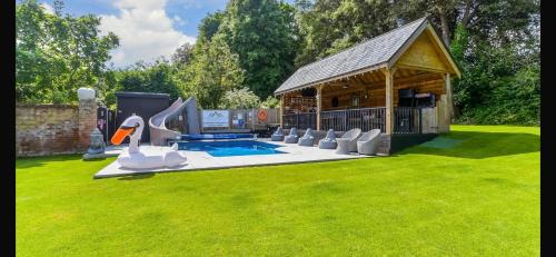 Sandwich House | Incredible private Oasis 32c pool, jacuzzi games bar