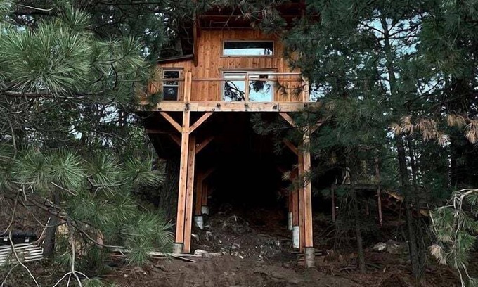 Moscow House | Incredible Timber Tree House with Wood-Fired Hot Tub Nestled in the Trees for a Unique Romantic Getaway in Moscow, Idaho