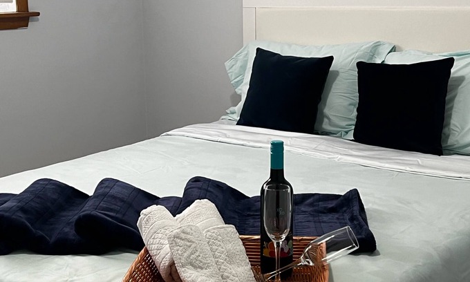 Malton House | Independent 3 BR 2 WR Bungalow 5 km from Pearson .Public transport, Casino.