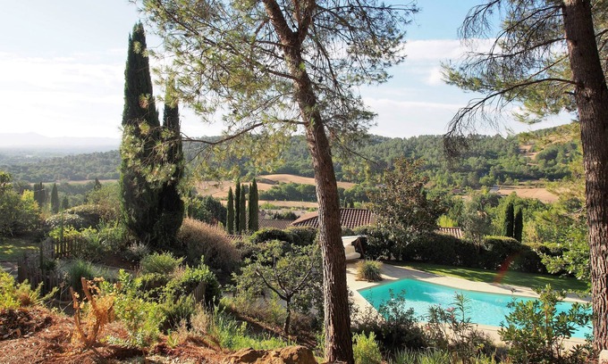 Meyreuil Apartment | Independent apartment in property with pool