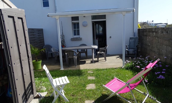 Penmarch Apartment | Independent studio + enclosed garden.800 m from Plage du Ster and 5 kms from La Torche