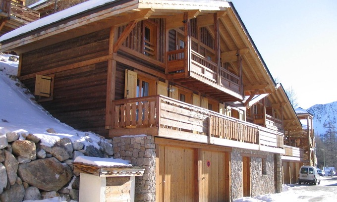 Isola Ski Chalet | Independent wooden chalet -See slopes-2 Garages in st. vs. -Internet wifi-Isola 2000