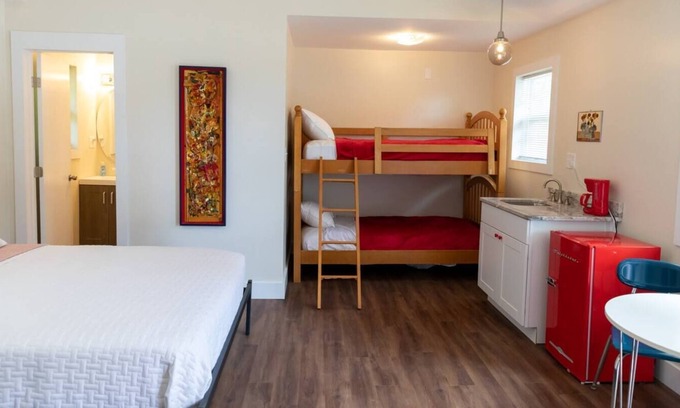 Dahlonega House | Indian Hills Retro Motel Suite H