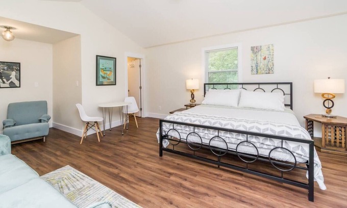 Dahlonega House | Indian Hills Retro Motel Suite I